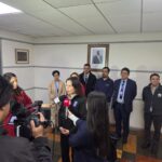 Anuncio del simulacro en Talal por parte de autoridades ante los medios de comunicación.